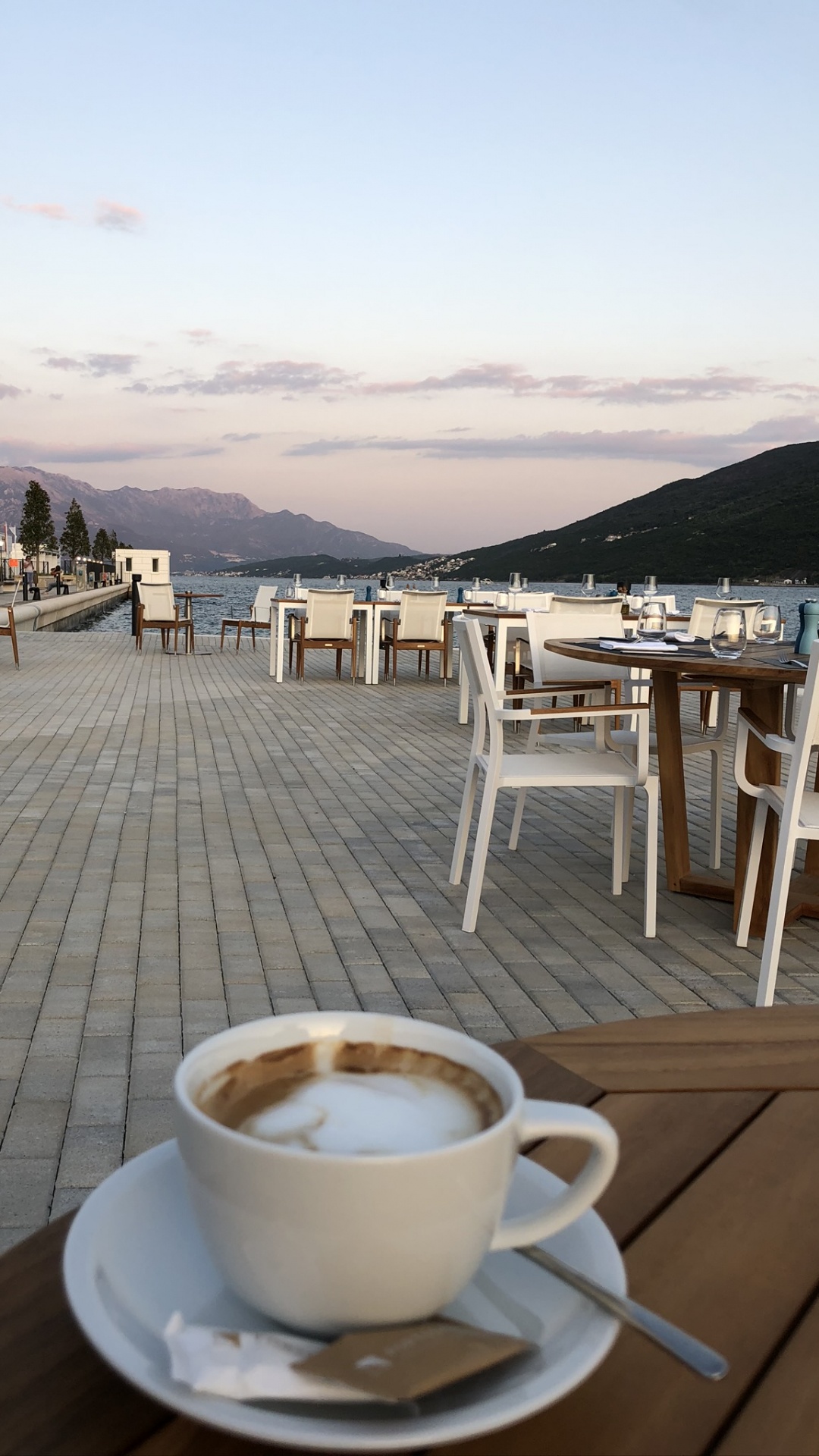 Обои таблица, кофейная чашка, чашка, serveware, посуда в разрешении 1080x1920