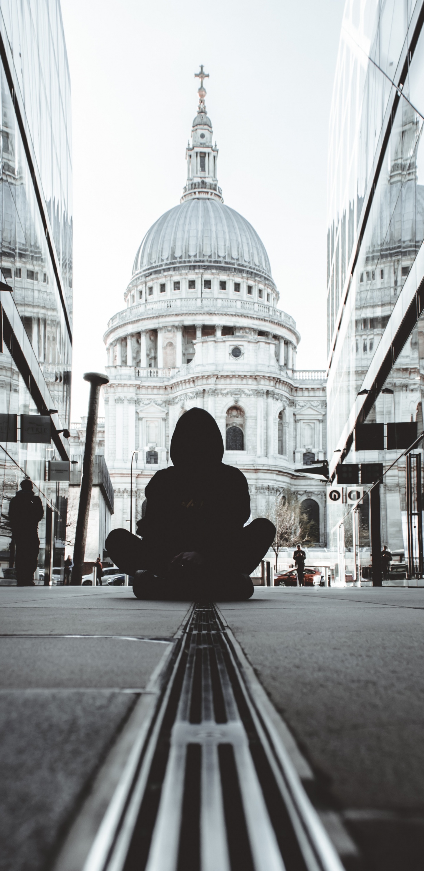 Обои черный, автомобиль, городской район, монохромный режим, улица в разрешении 1440x2960