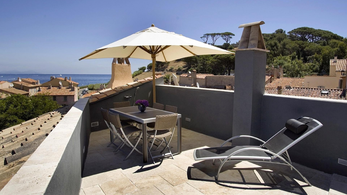 Обои вилла, свойство, крыша, недвижимость, тень в разрешении 1366x768