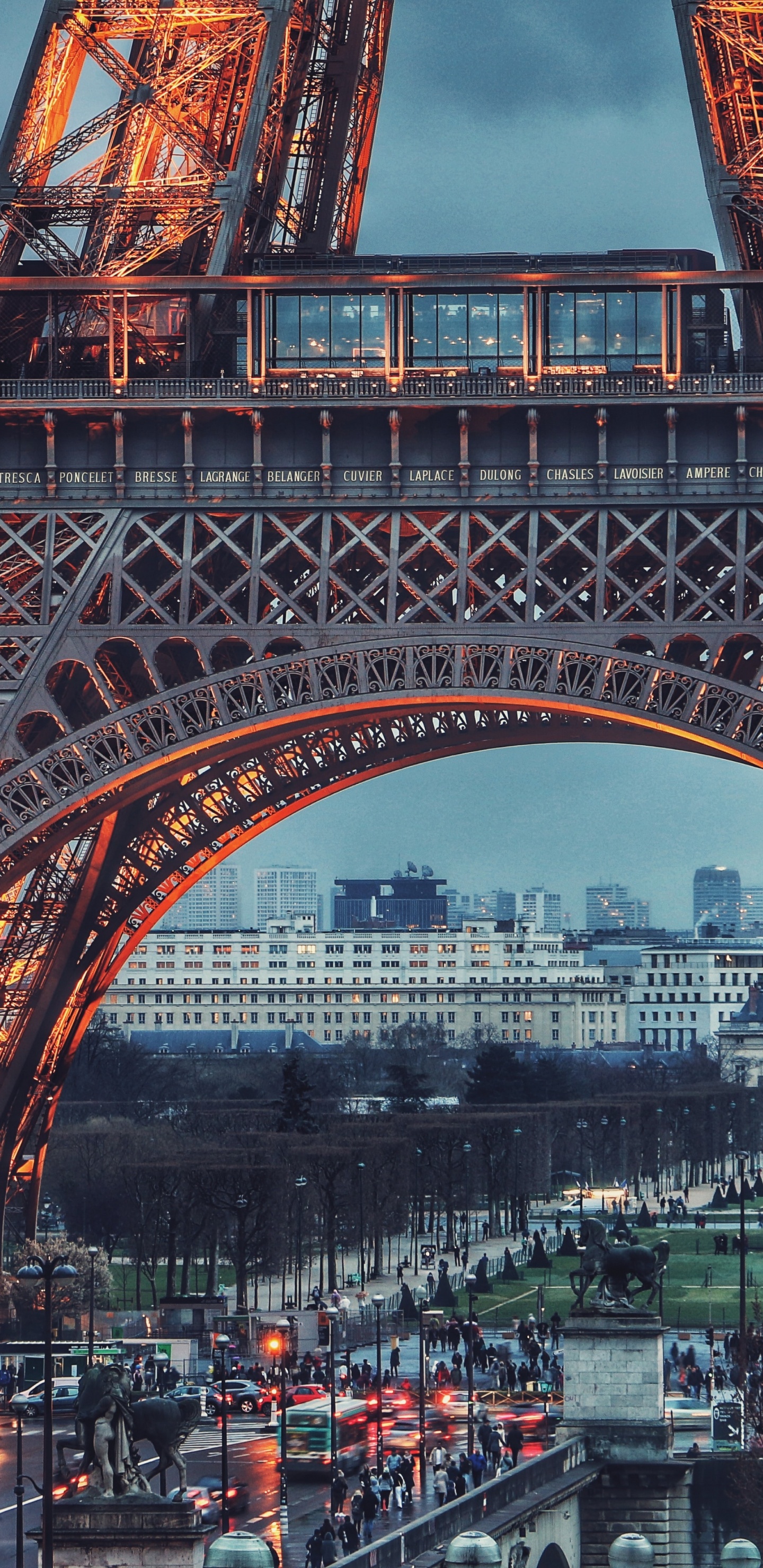 Обои Париж, Эйфелева башня, Сады Трокадеро, облако, здание в разрешении 1440x2960