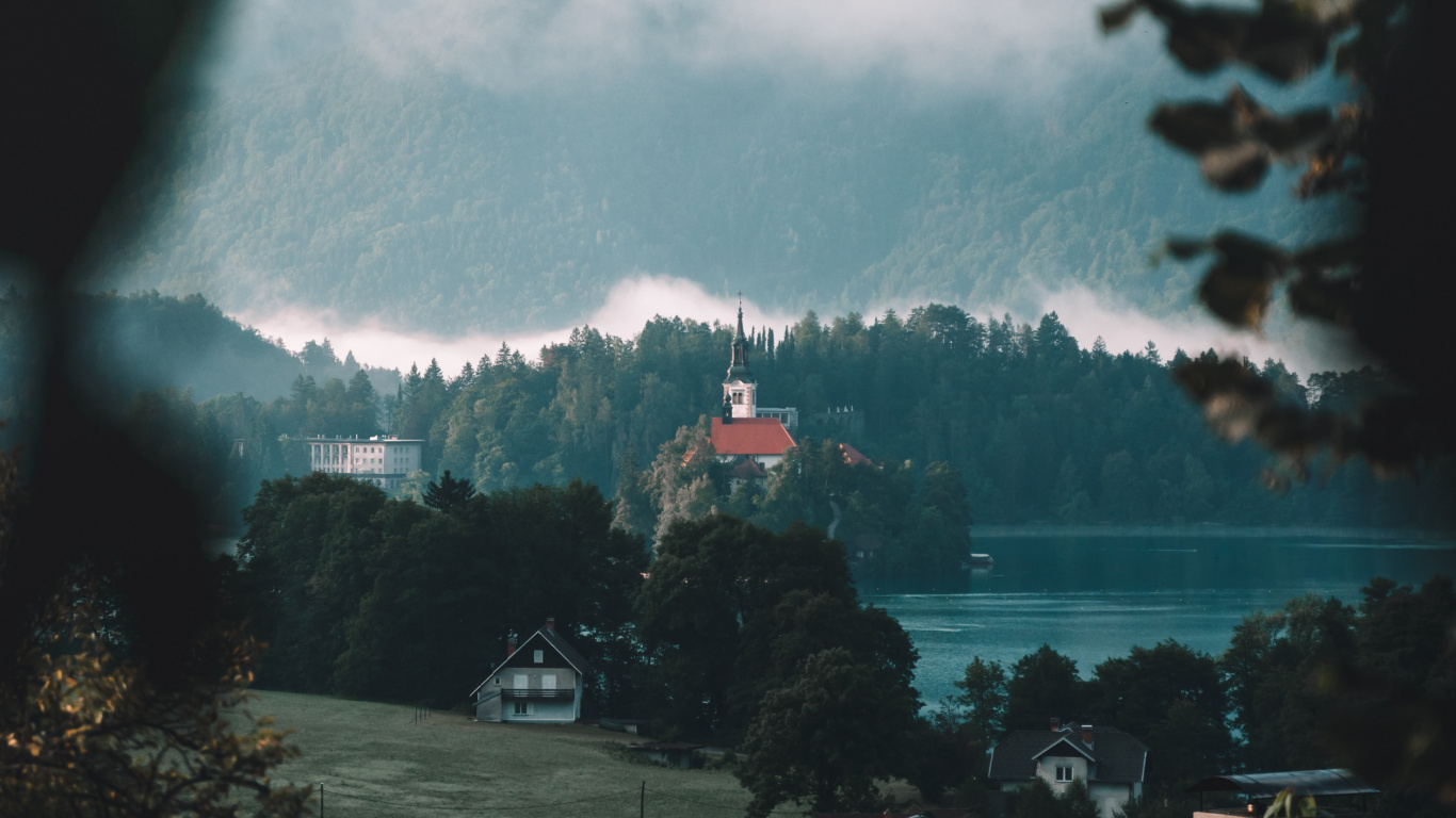 Обои Озеро Блед, озеро, облако, дерево, атмосфера в разрешении 1366x768