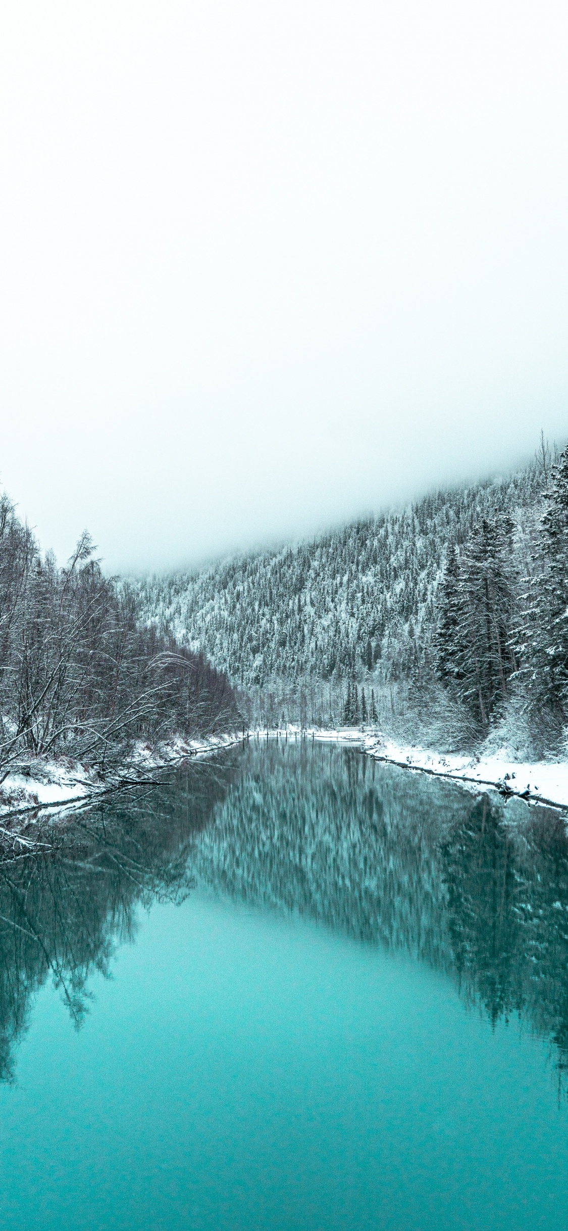 Обои отражение, зима, небо, гидроресурсы, вода в разрешении 1125x2436