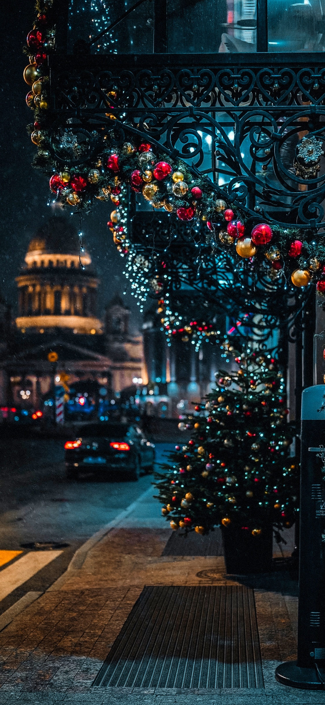 Обои Рождество, Рождественские украшения, Рождественские огни, елка, Лондон в разрешении 1125x2436