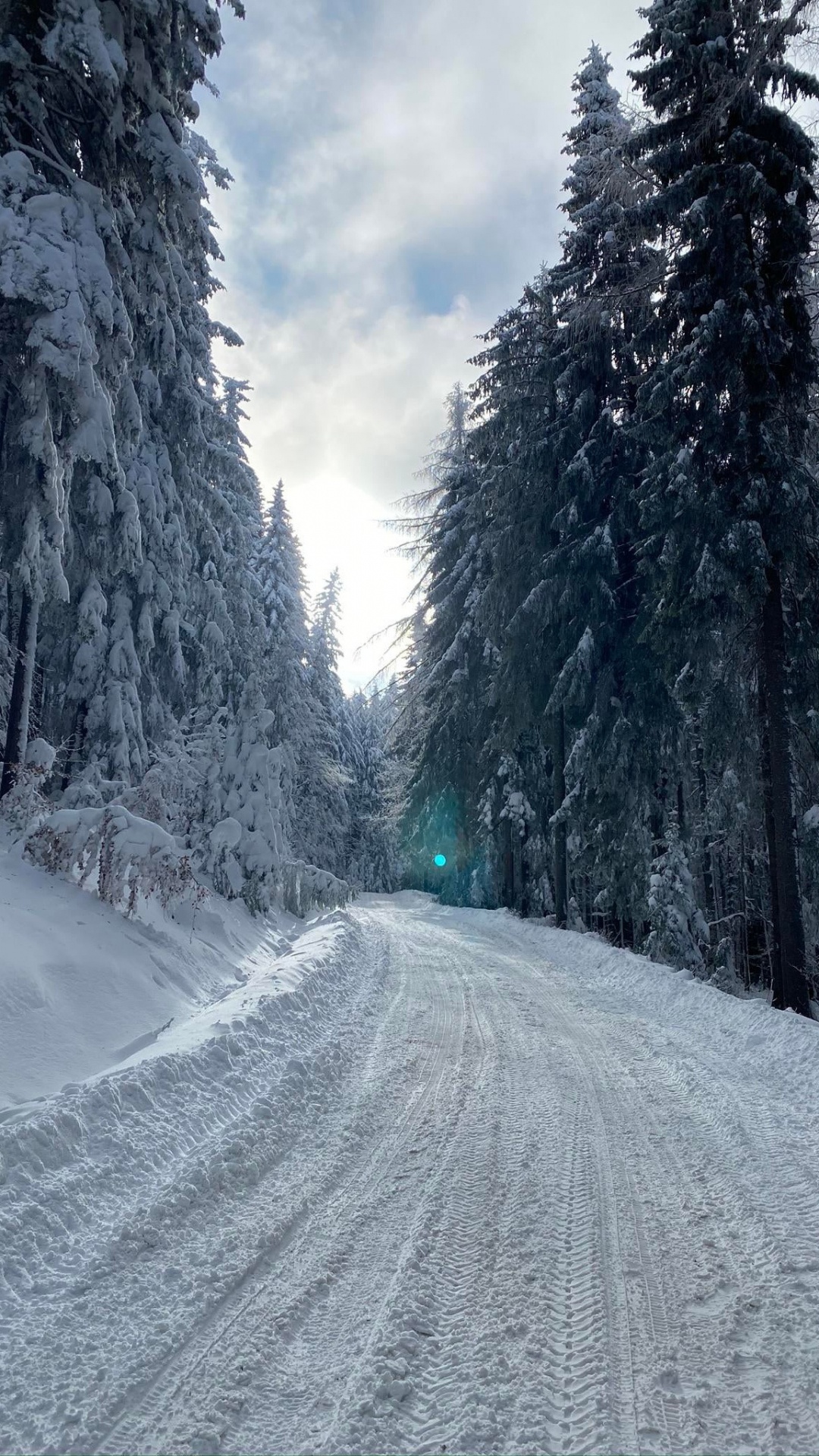 Обои зима, облако, снег, природный ландшафт, склон в разрешении 1080x1920