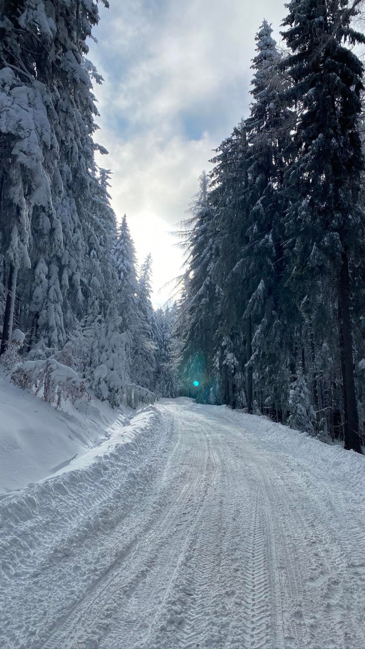 Обои зима, облако, снег, природный ландшафт, склон в разрешении 720x1280