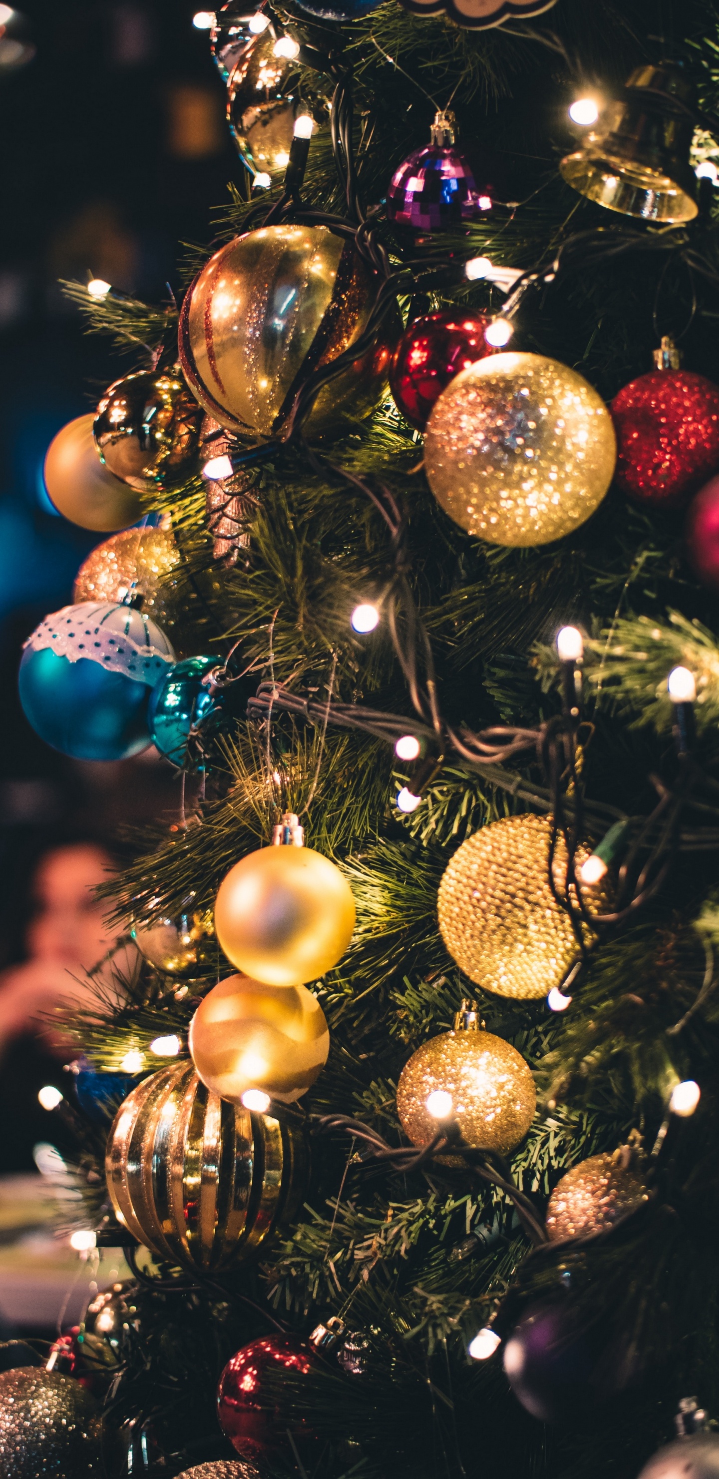 Обои Рождественские огни, Рождество, елка, освещение, рождественские гирлянды в разрешении 1440x2960