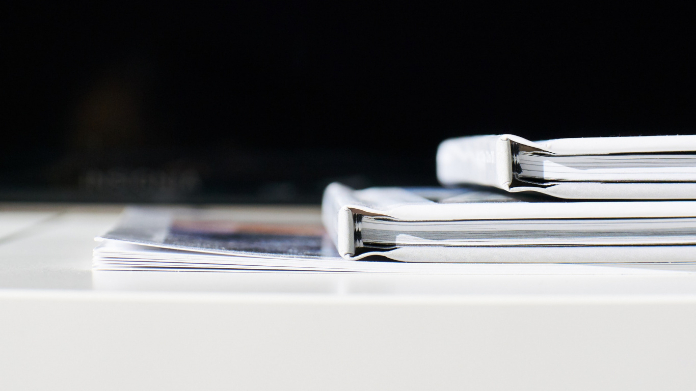 Обои таблица, черный, текст, металл, белые в разрешении 1366x768