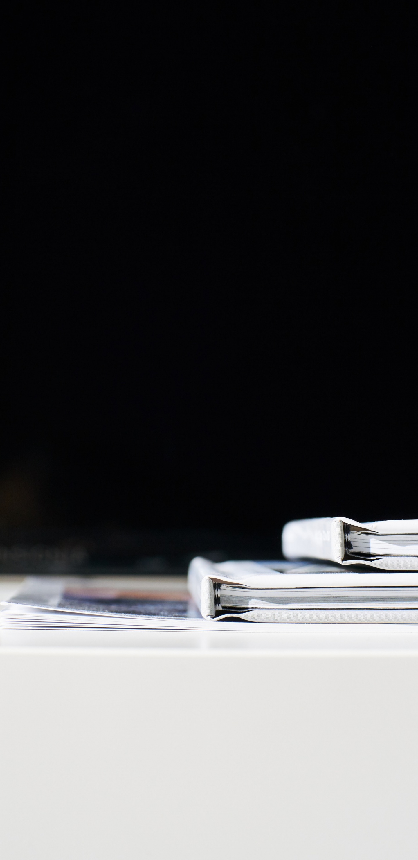 Обои таблица, черный, текст, металл, белые в разрешении 1440x2960