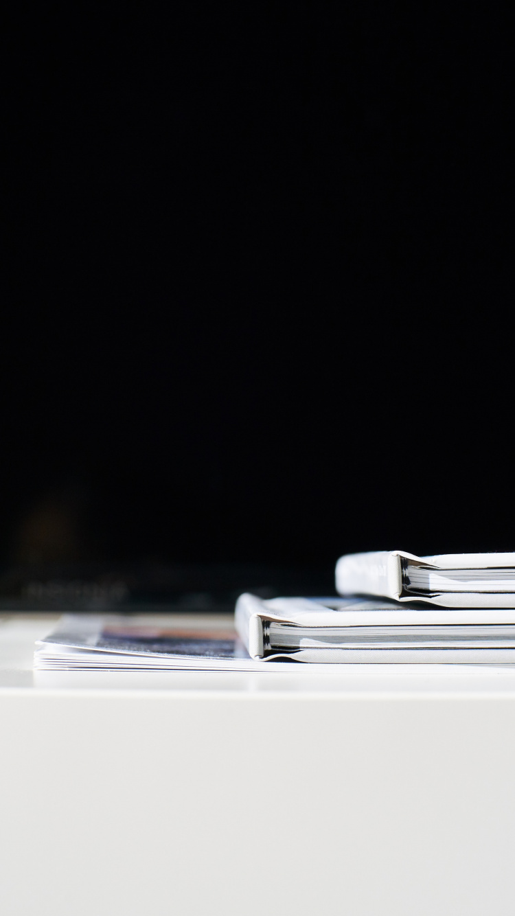 Обои таблица, черный, текст, металл, белые в разрешении 750x1334