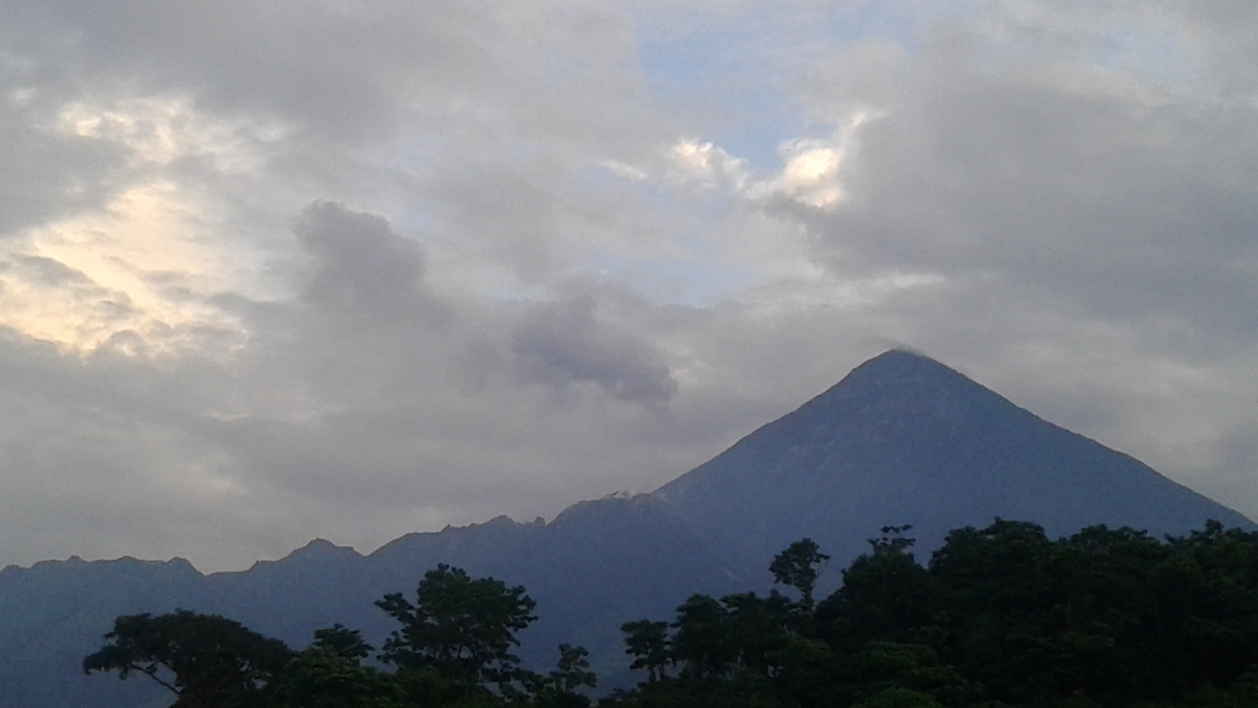 Обои стратовулкан, пейзажи гор, вулкан, нагорье, гора в разрешении 2560x1440