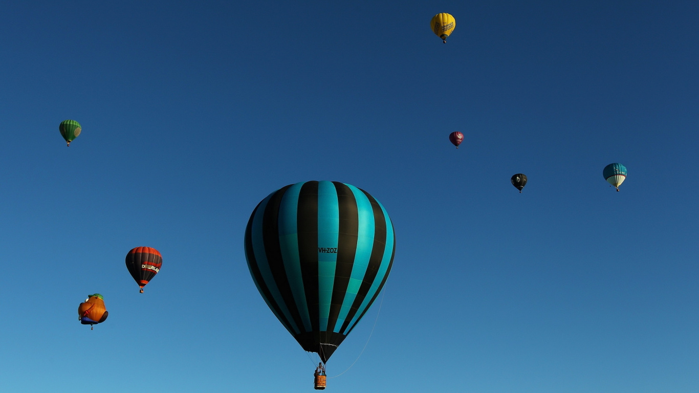 Обои воздушный шарик, полеты на воздушном шаре, синий, облако, атмосфера земли в разрешении 1366x768