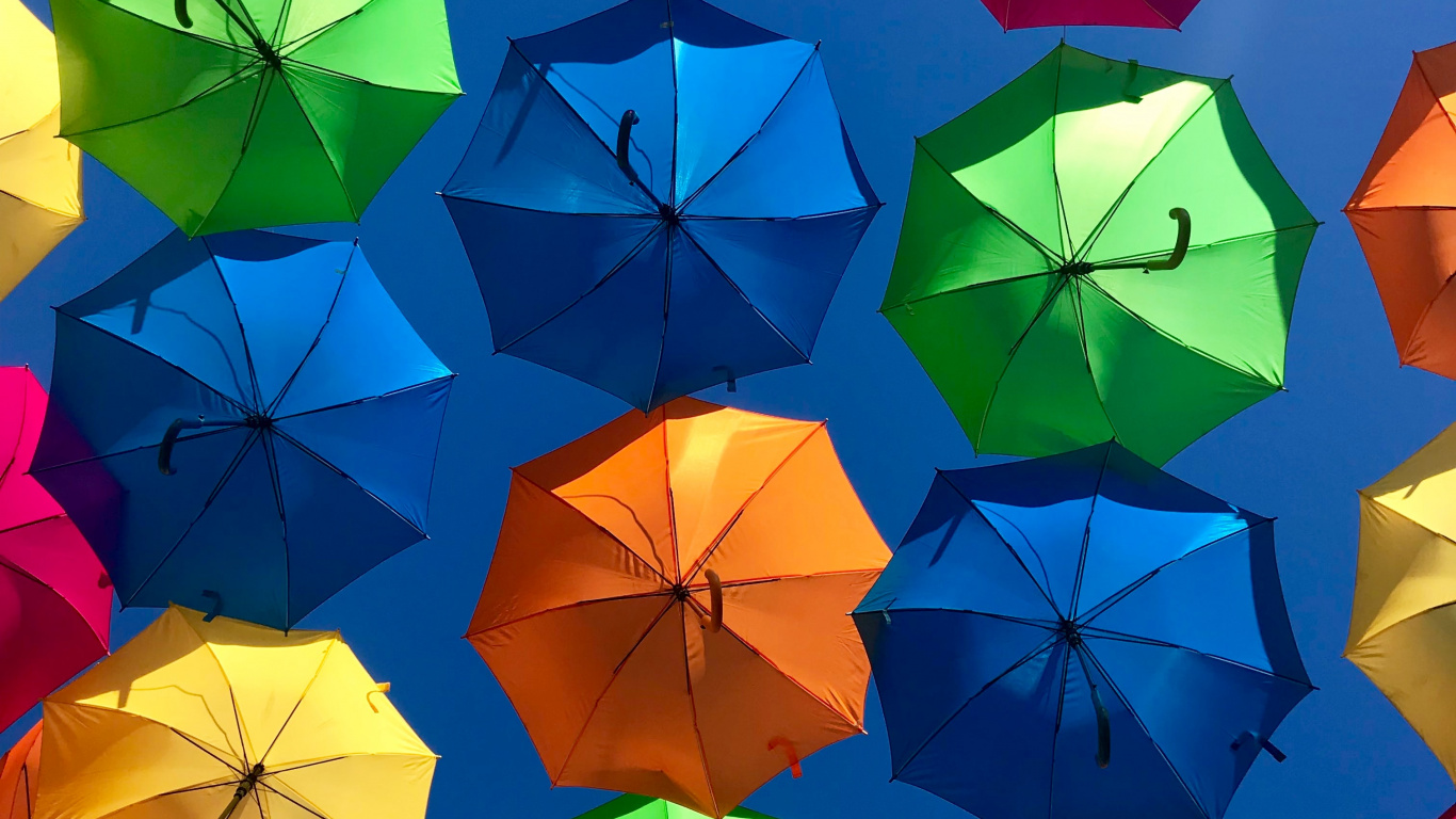 Обои красочный зонт, зонтик, цвет, свет, природа в разрешении 1366x768