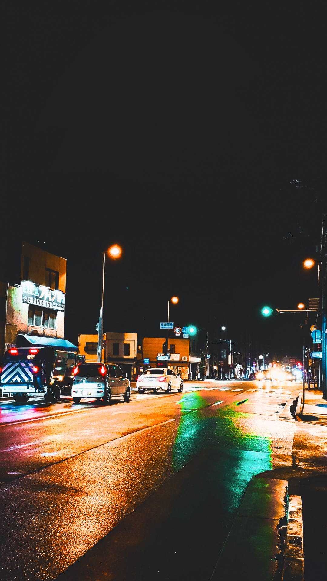 Обои ночь, осветительная арматура, уличный фонарь, легковые автомобили, автомобильное освещение в разрешении 1080x1920