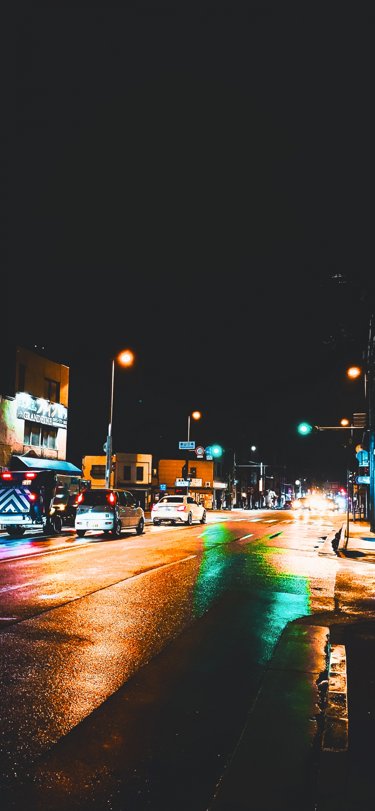 Обои ночь, осветительная арматура, уличный фонарь, легковые автомобили, автомобильное освещение в разрешении 1242x2688