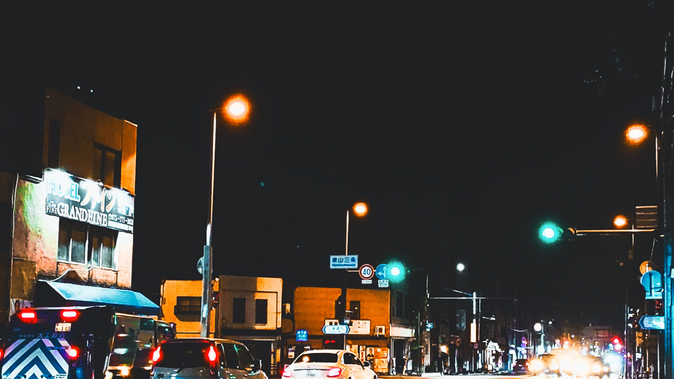 Обои ночь, осветительная арматура, уличный фонарь, легковые автомобили, автомобильное освещение в разрешении 1366x768