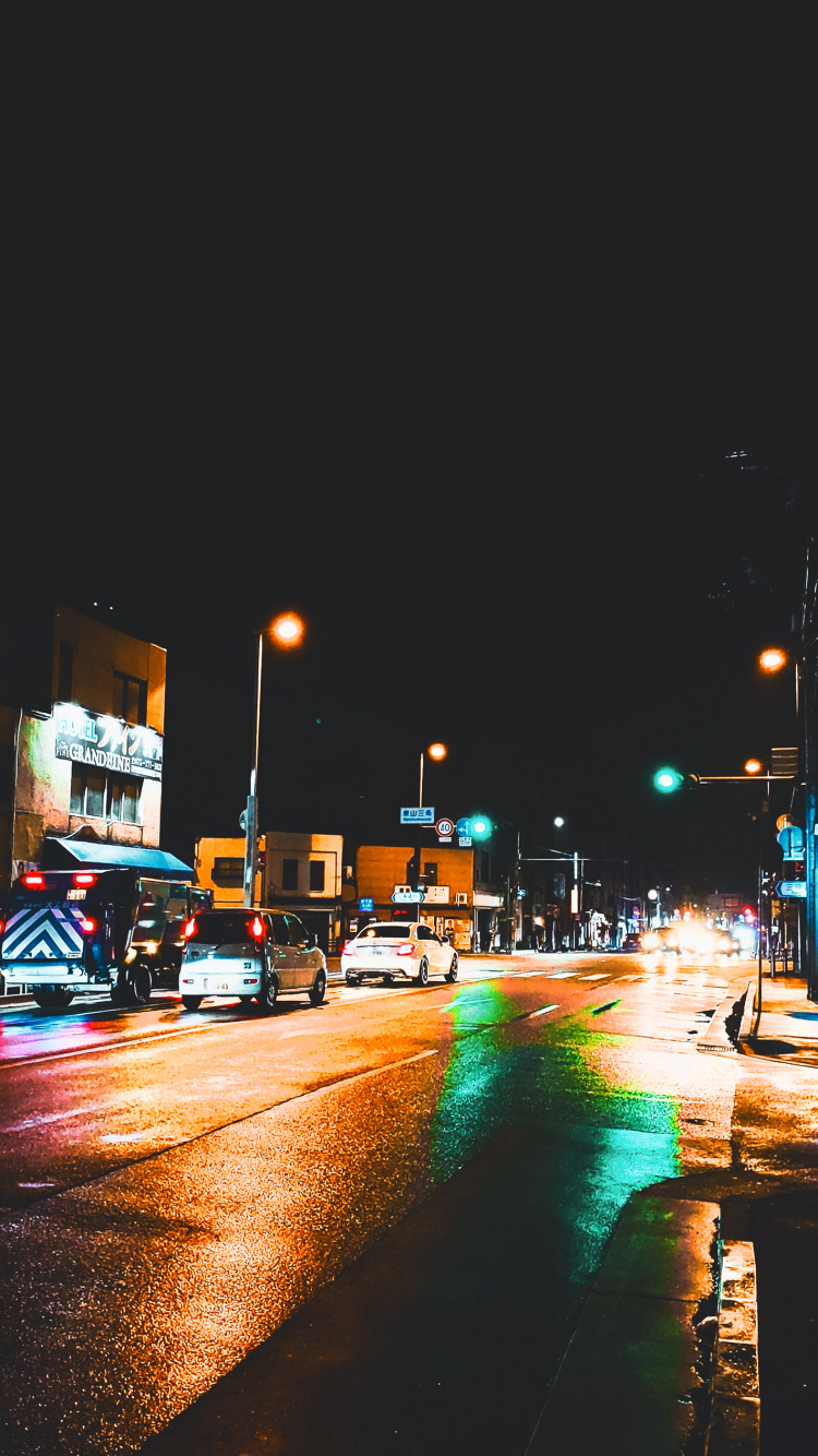 Обои ночь, осветительная арматура, уличный фонарь, легковые автомобили, автомобильное освещение в разрешении 750x1334