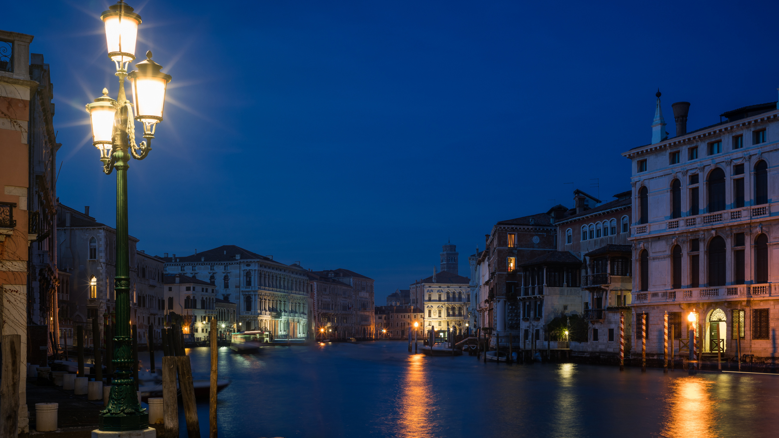 Обои Венеция, ночь, водный путь, синий, уличный фонарь в разрешении 2560x1440