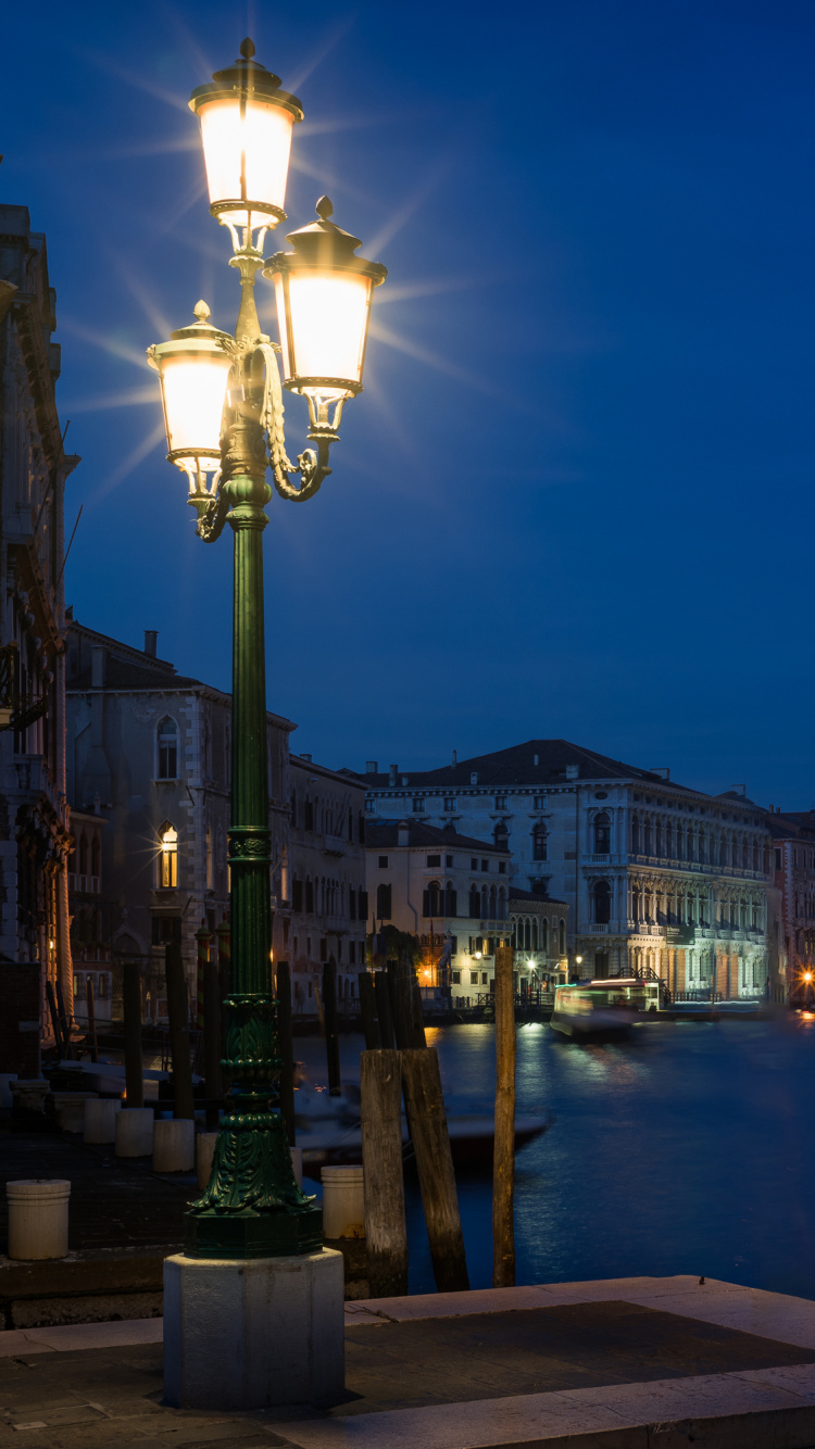 Обои Венеция, ночь, водный путь, синий, уличный фонарь в разрешении 750x1334