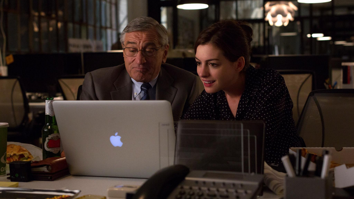 Обои Роберт де Ниро, интерн, комедия, дизайн, технологии в разрешении 1366x768