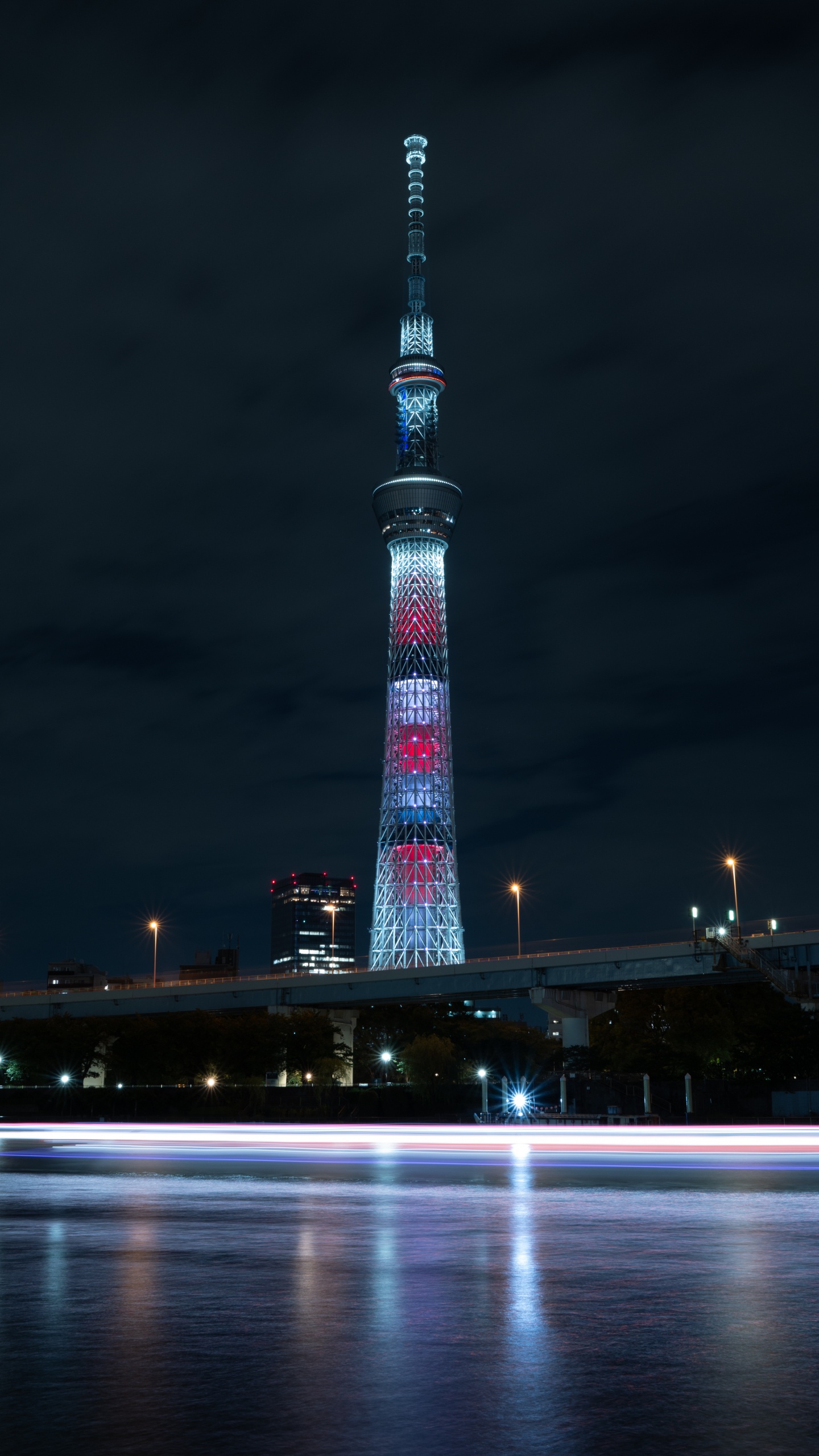 Обои ориентир, вышка, ночь, город, отражение в разрешении 1440x2560