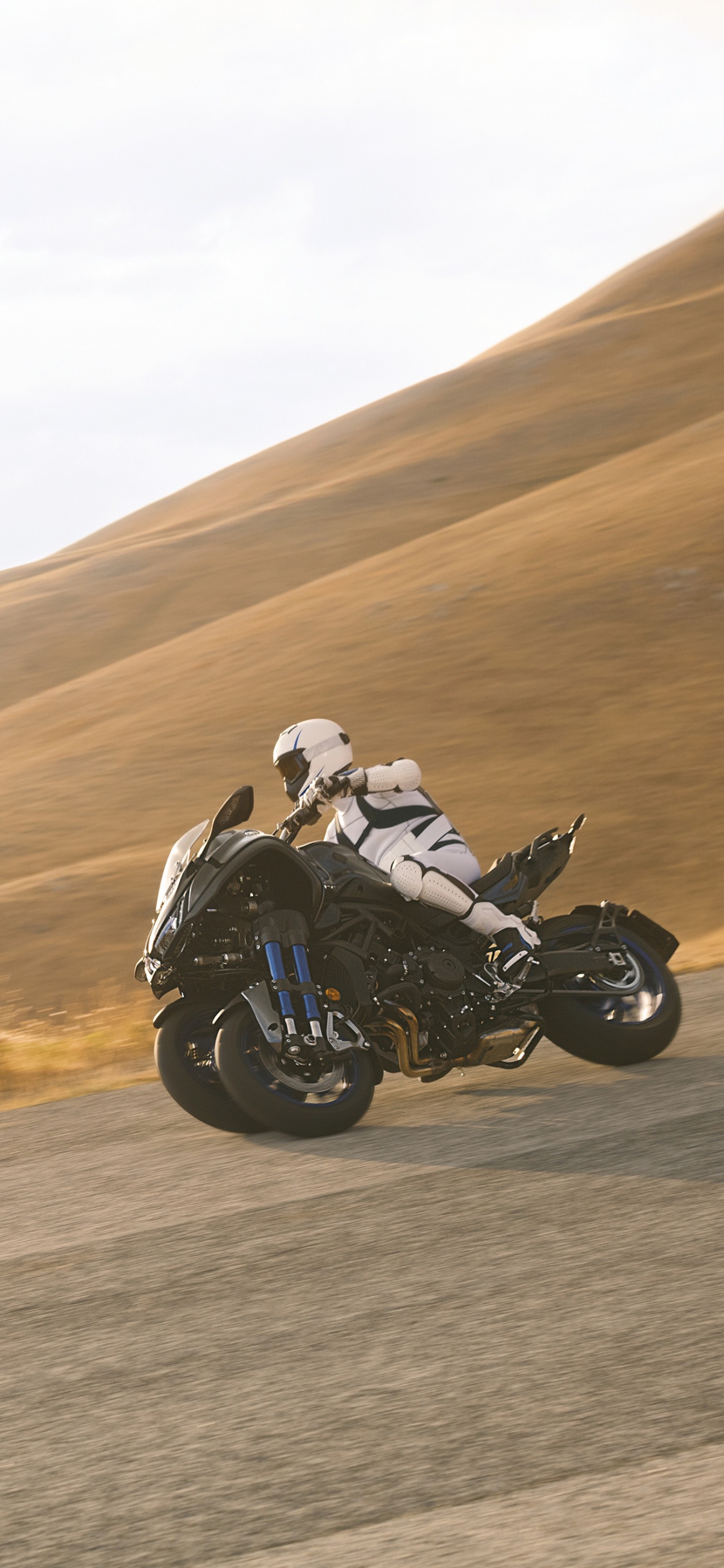 Обои Ямаха мотор Компани, Три-виллер, мотоцикл, мотоспорт, окружающая среда в разрешении 1125x2436