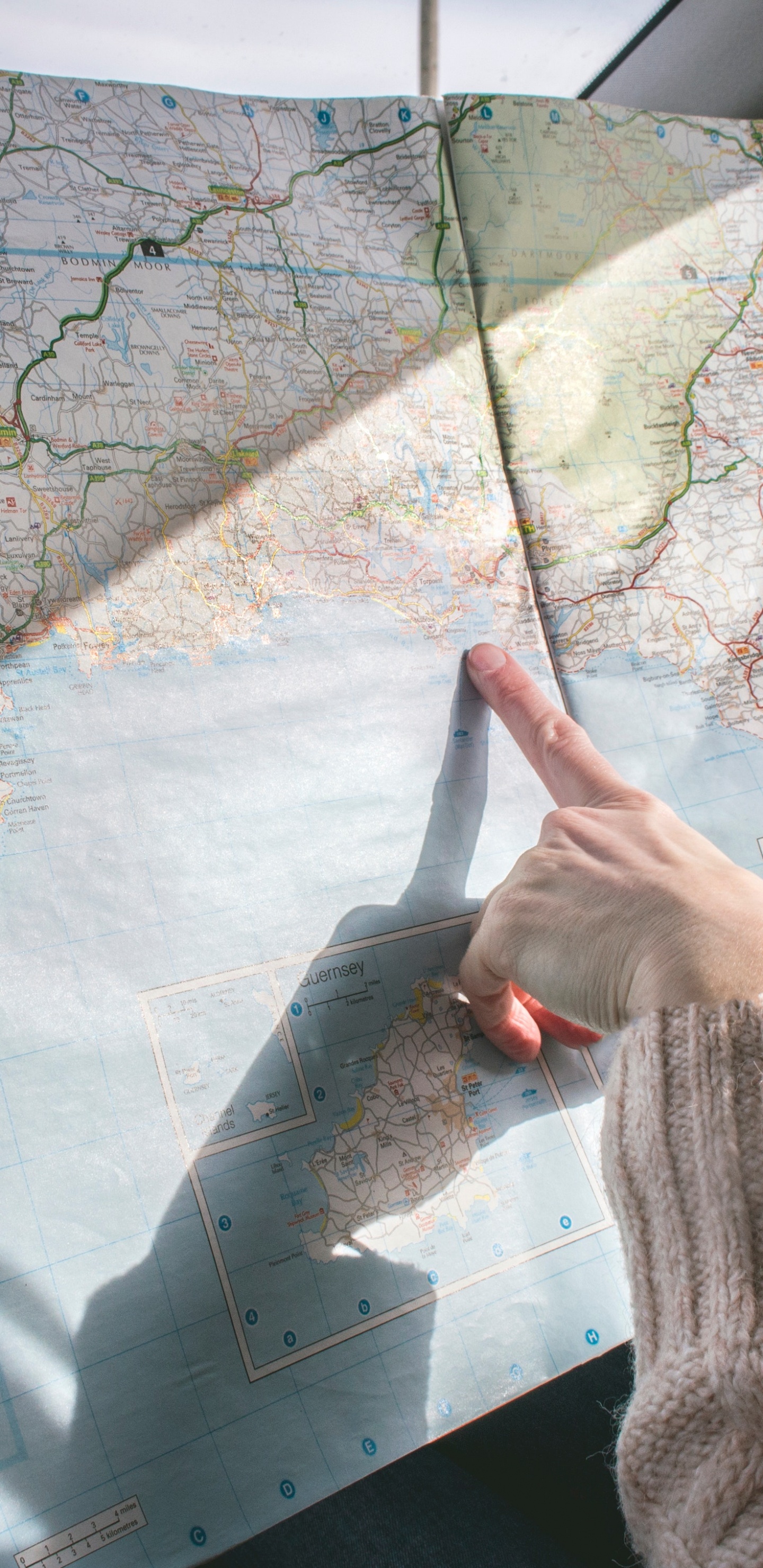 Обои технология, шар, улица, карта мира, путешествие в разрешении 1440x2960