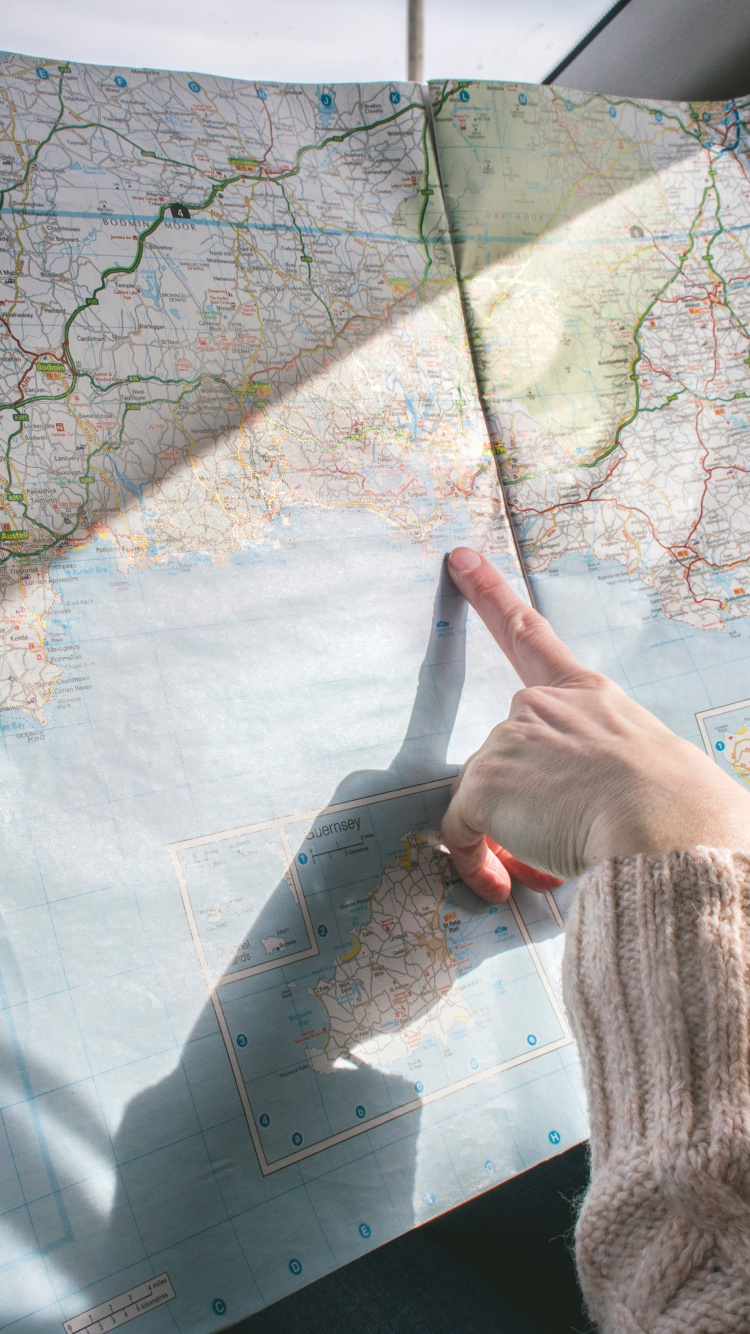 Обои технология, шар, улица, карта мира, путешествие в разрешении 750x1334