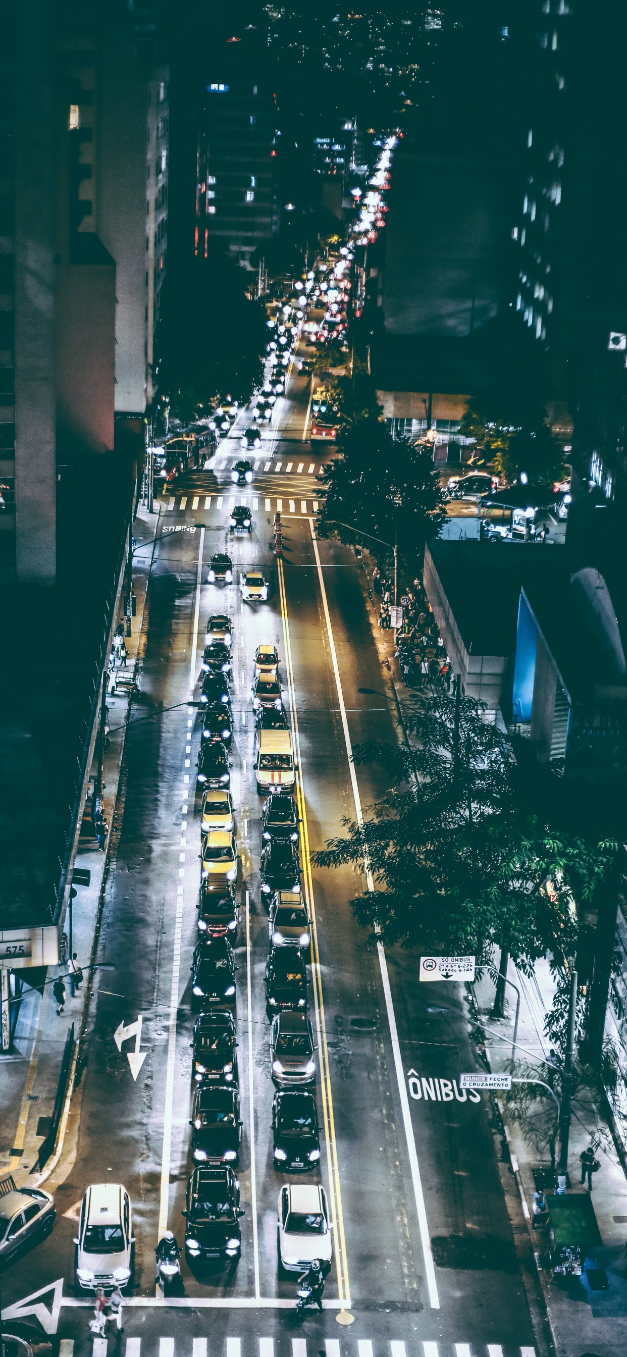 Обои Квин Плаза Кай Хоа, легковые автомобили, здание, инфраструктура, электричество в разрешении 1242x2688