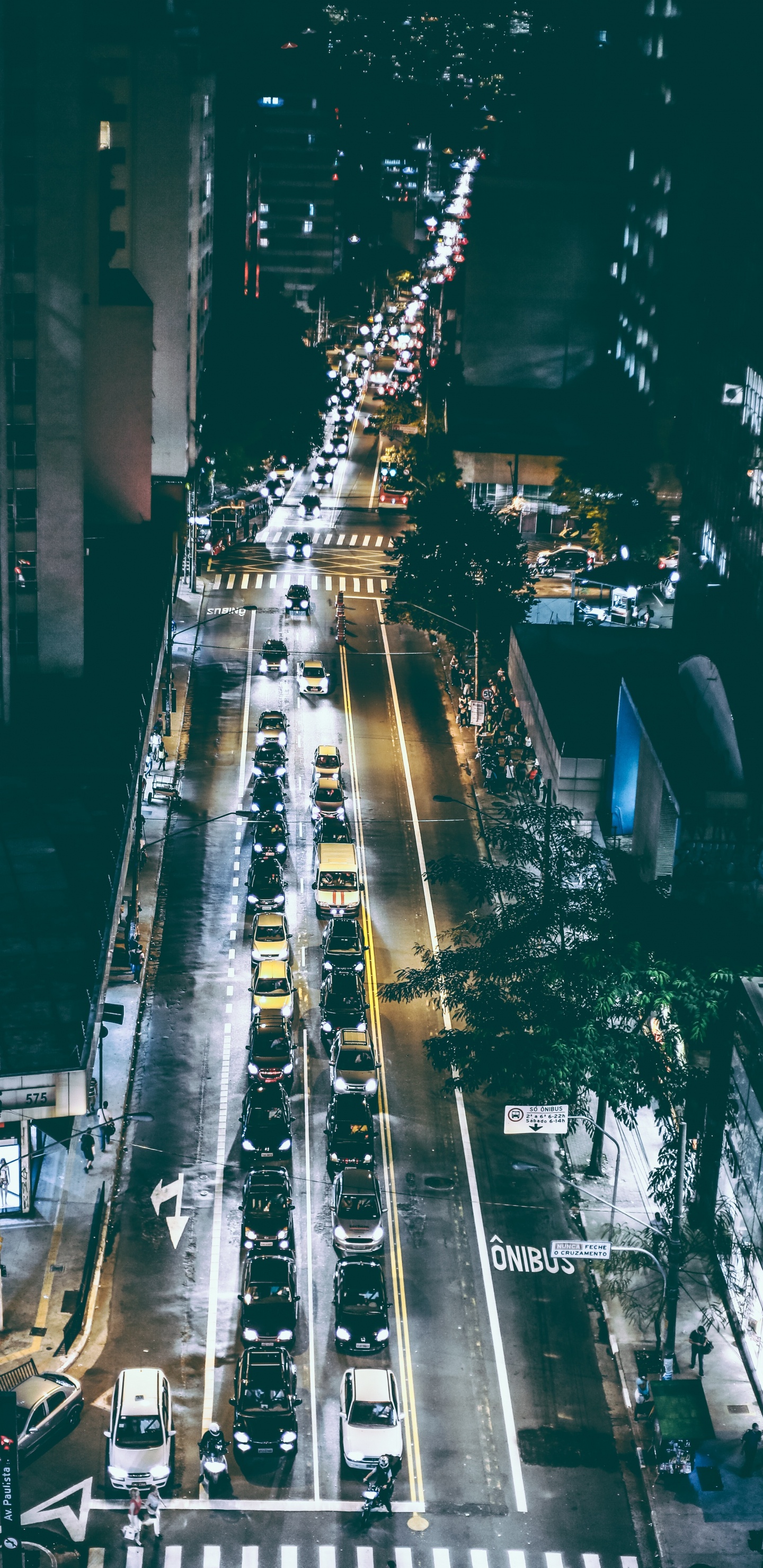 Обои Квин Плаза Кай Хоа, легковые автомобили, здание, инфраструктура, электричество в разрешении 1440x2960