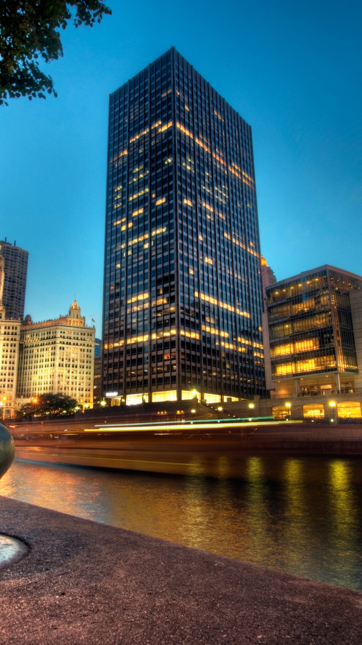 Обои город, небоскреб, ориентир, городской пейзаж, отражение в разрешении 720x1280