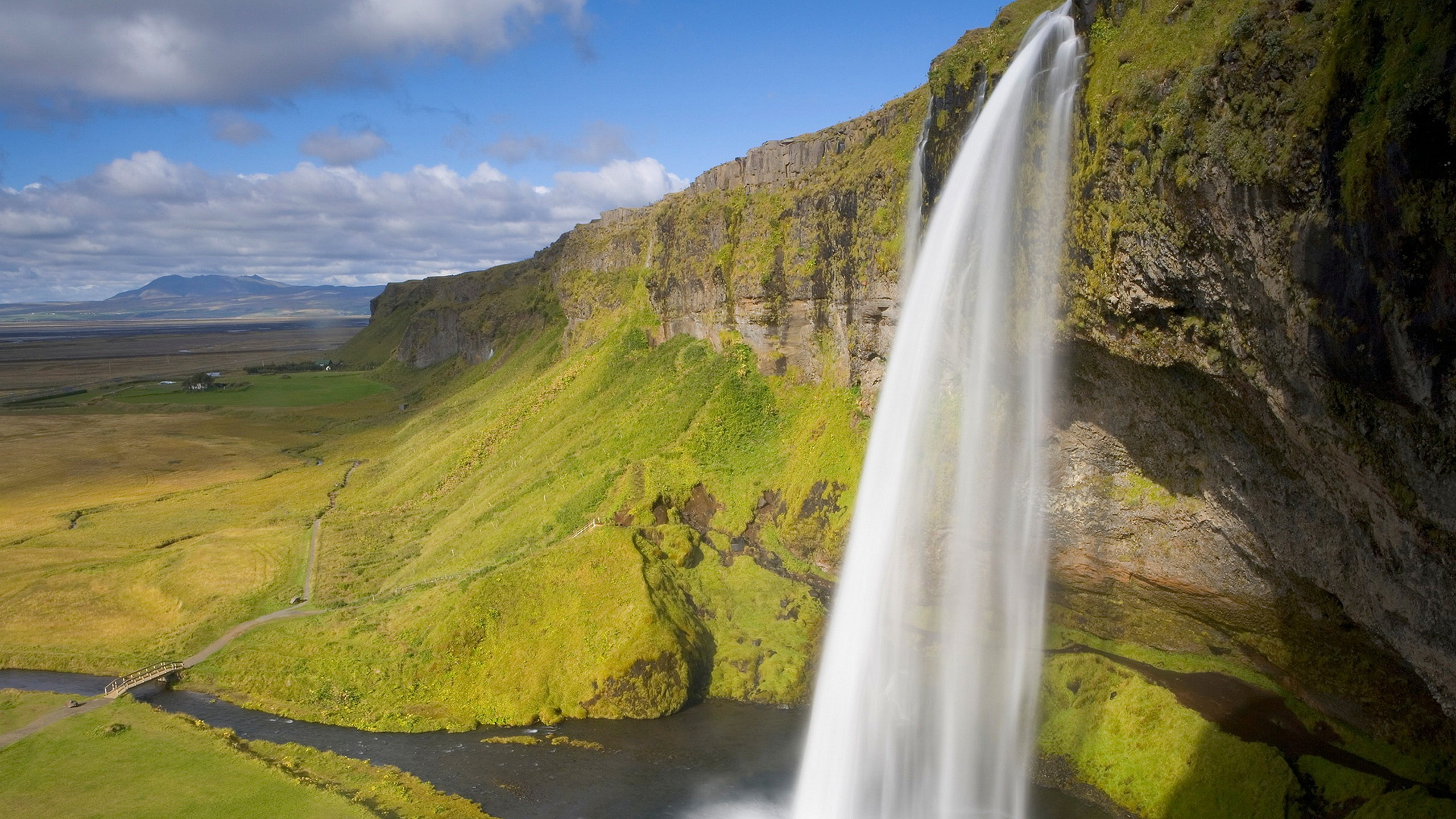 Обои windows 7, microsoft windows, водопад, окно перспектива, Операционная система в разрешении 2560x1440