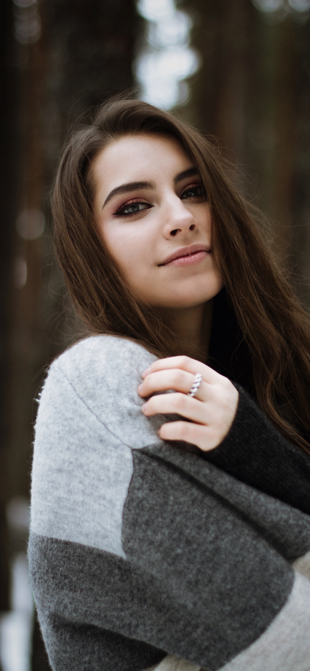 Обои портрет, Женский пол, губа, верхняя одежда, рукав в разрешении 1242x2688