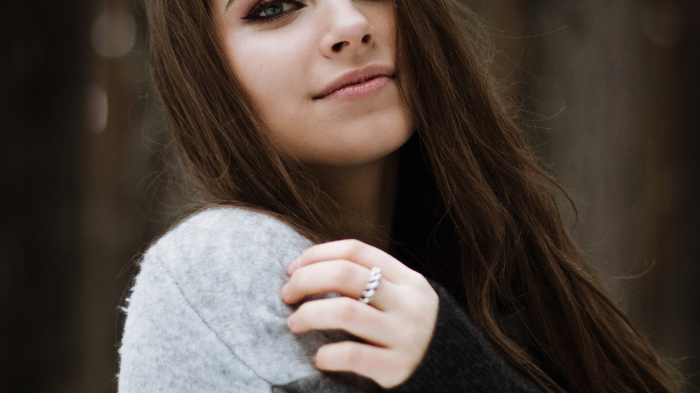 Обои портрет, Женский пол, губа, верхняя одежда, рукав в разрешении 1366x768