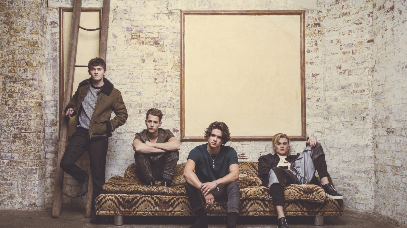 Обои Встречаются вампиры тур, вампов Тур 2017, концерт, мебель, джентльмен в разрешении 1366x768