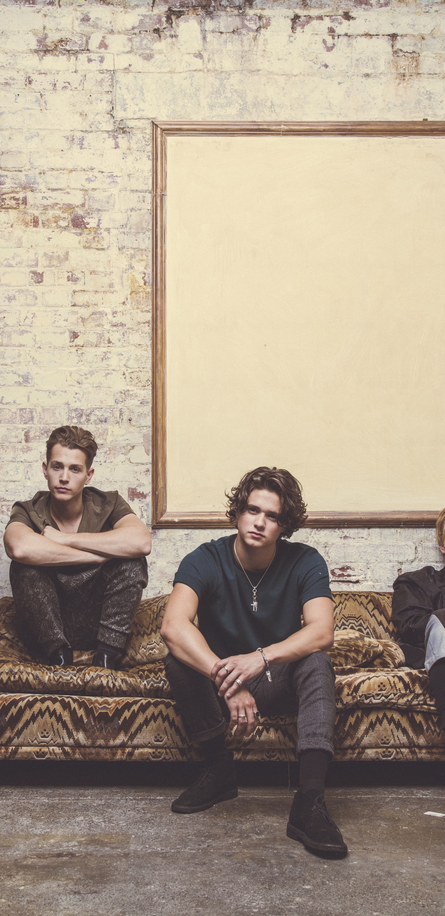 Обои Встречаются вампиры тур, вампов Тур 2017, концерт, мебель, джентльмен в разрешении 1440x2960