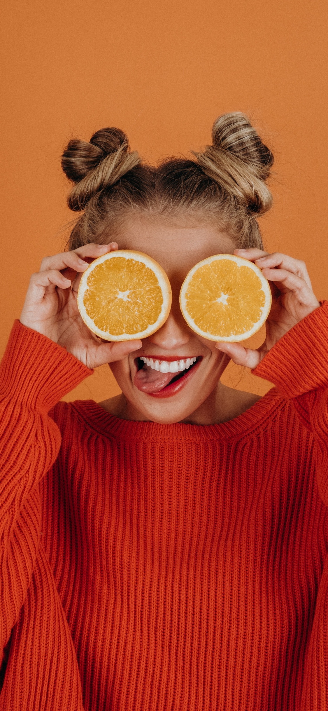 Обои поза с апельсином, портрет, апельсиновый сок, сок, Оранжевый цвет в разрешении 1125x2436