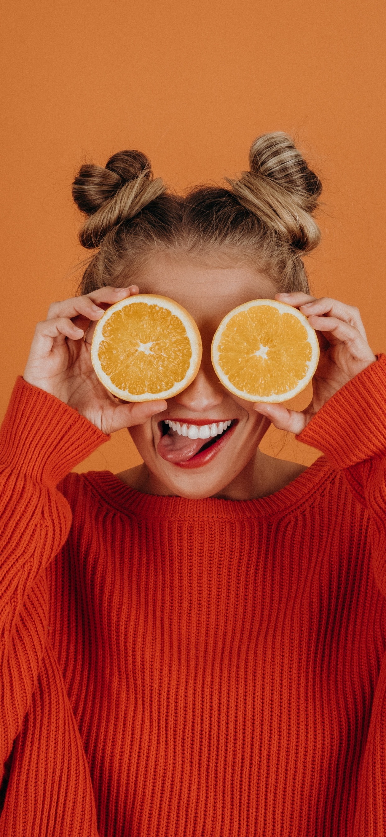 Обои поза с апельсином, портрет, апельсиновый сок, сок, Оранжевый цвет в разрешении 1242x2688