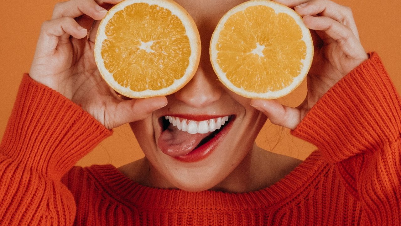 Обои поза с апельсином, портрет, апельсиновый сок, сок, Оранжевый цвет в разрешении 1280x720