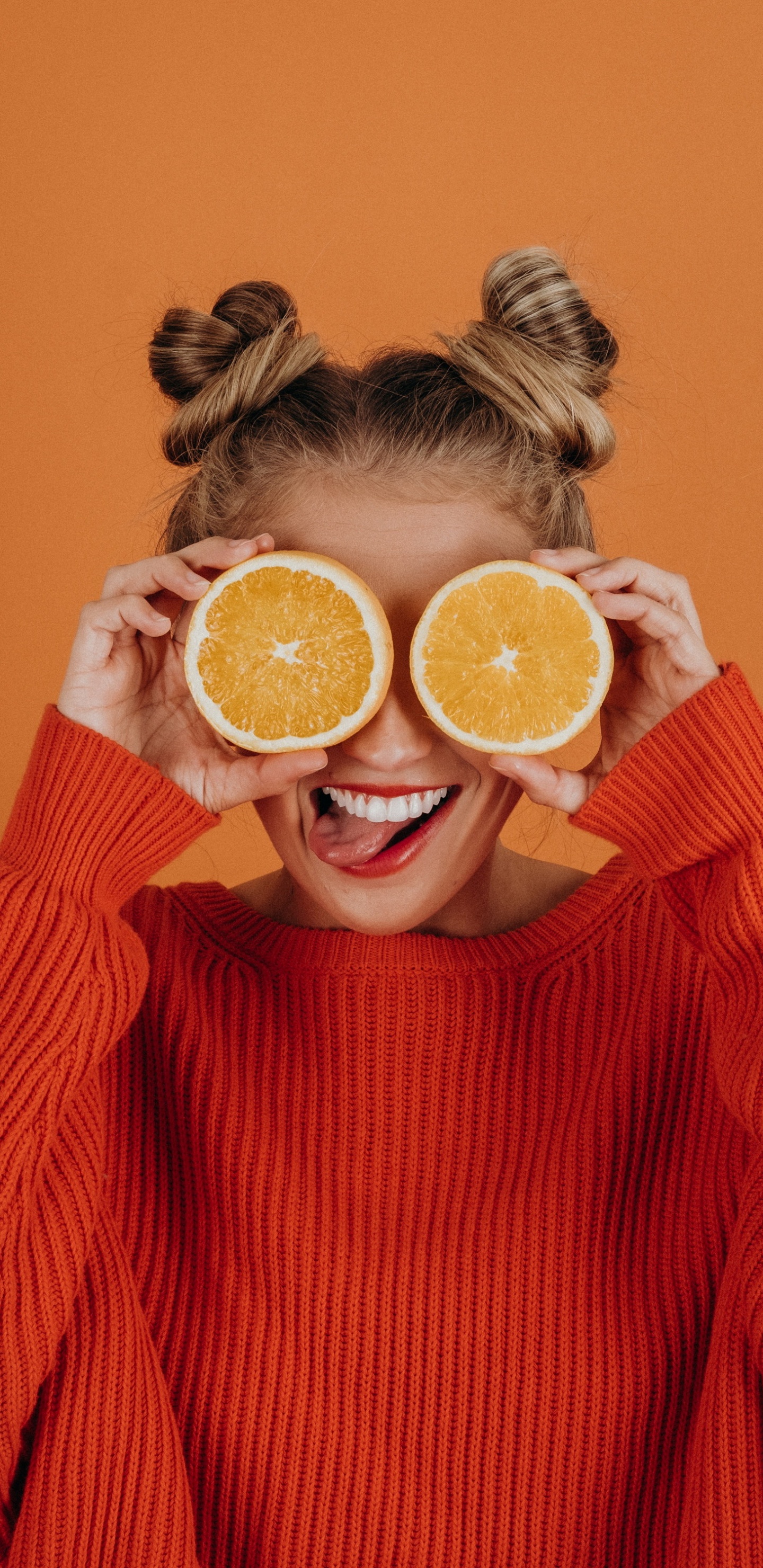 Обои поза с апельсином, портрет, апельсиновый сок, сок, Оранжевый цвет в разрешении 1440x2960