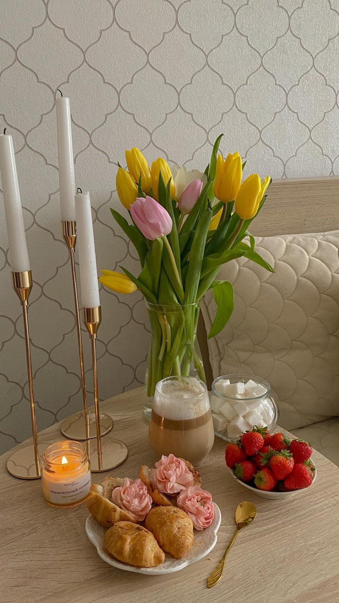 Обои природные продукты, таблица, бокал для вина, свеча, ваза в разрешении 1080x1920