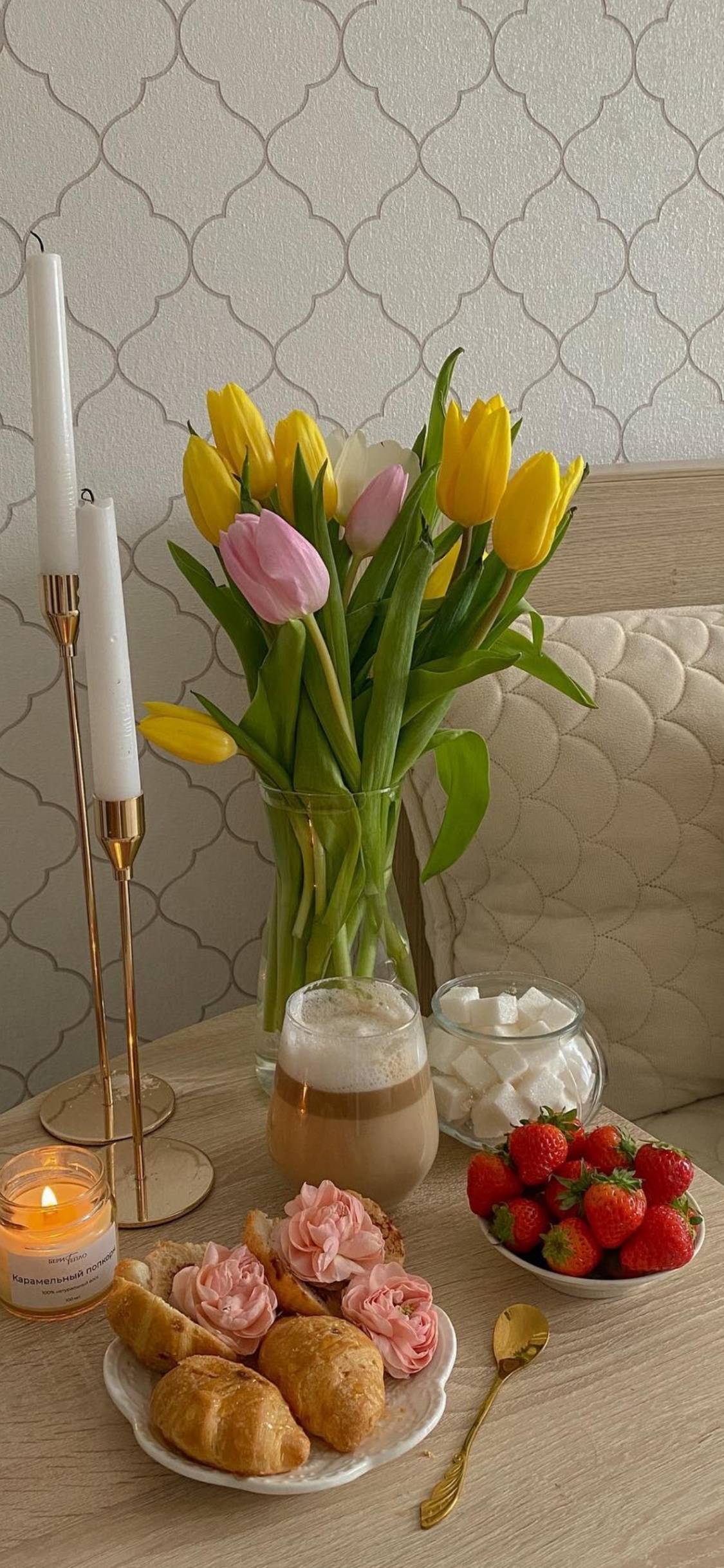 Обои природные продукты, таблица, бокал для вина, свеча, ваза в разрешении 1125x2436