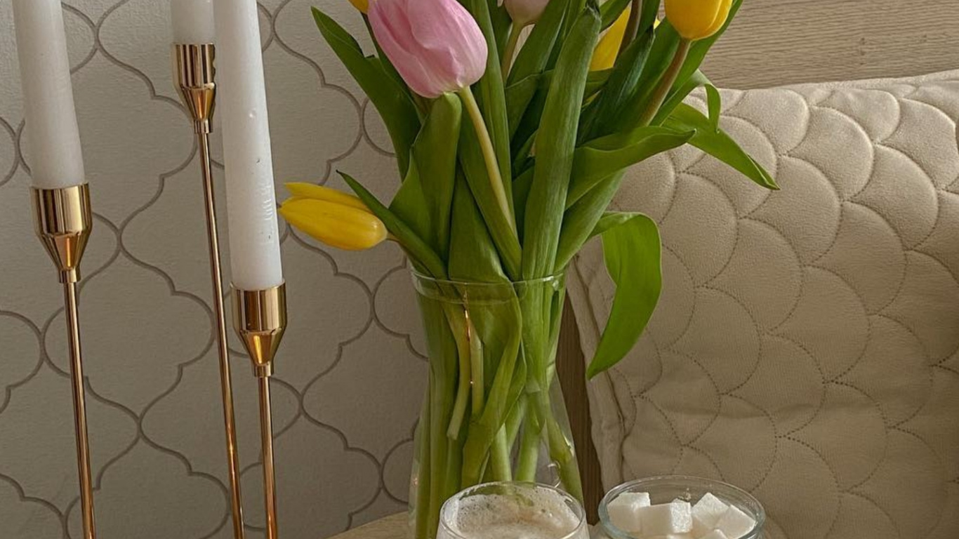 Обои природные продукты, таблица, бокал для вина, свеча, ваза в разрешении 1366x768