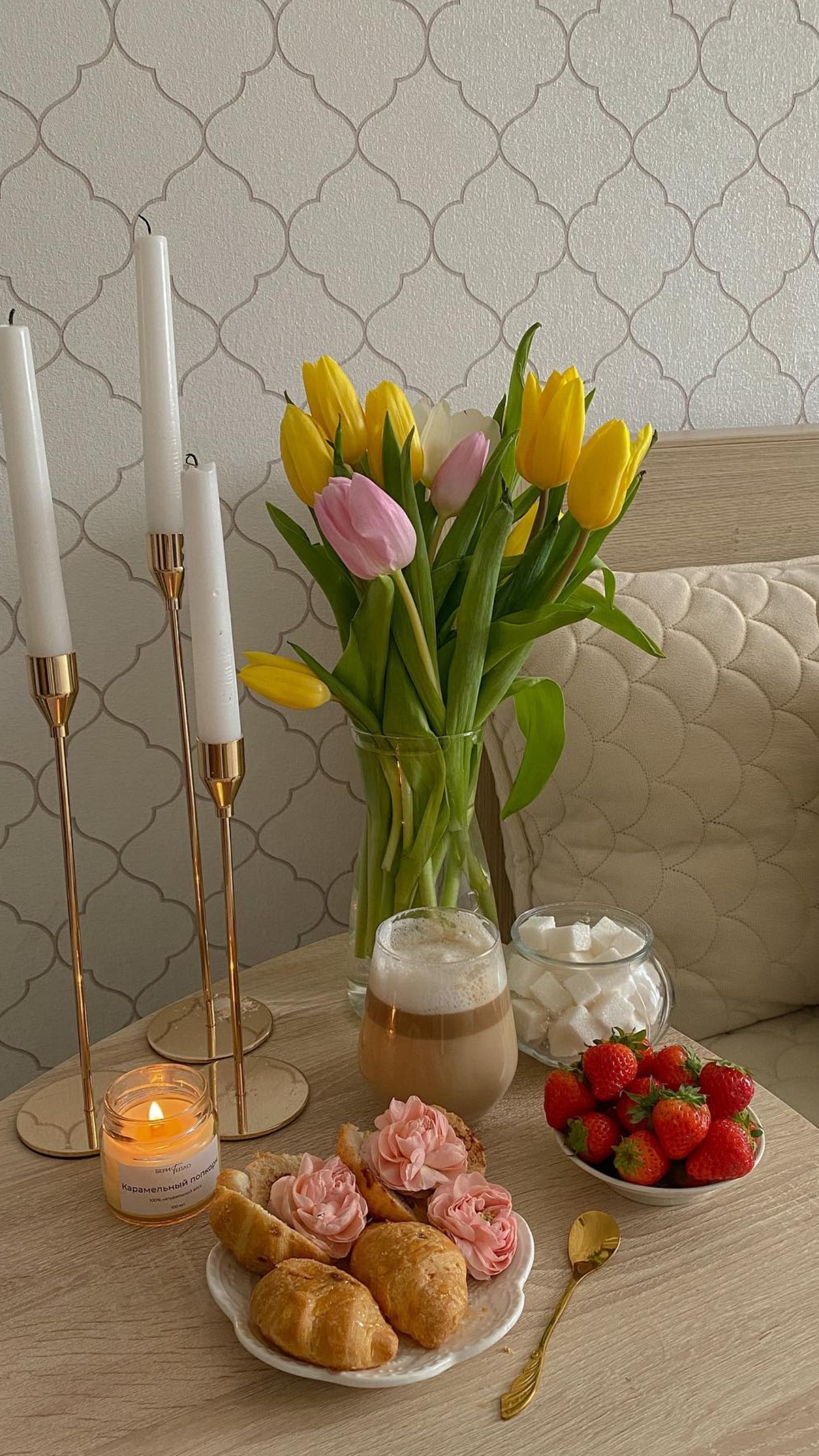 Обои природные продукты, таблица, бокал для вина, свеча, ваза в разрешении 1440x2560