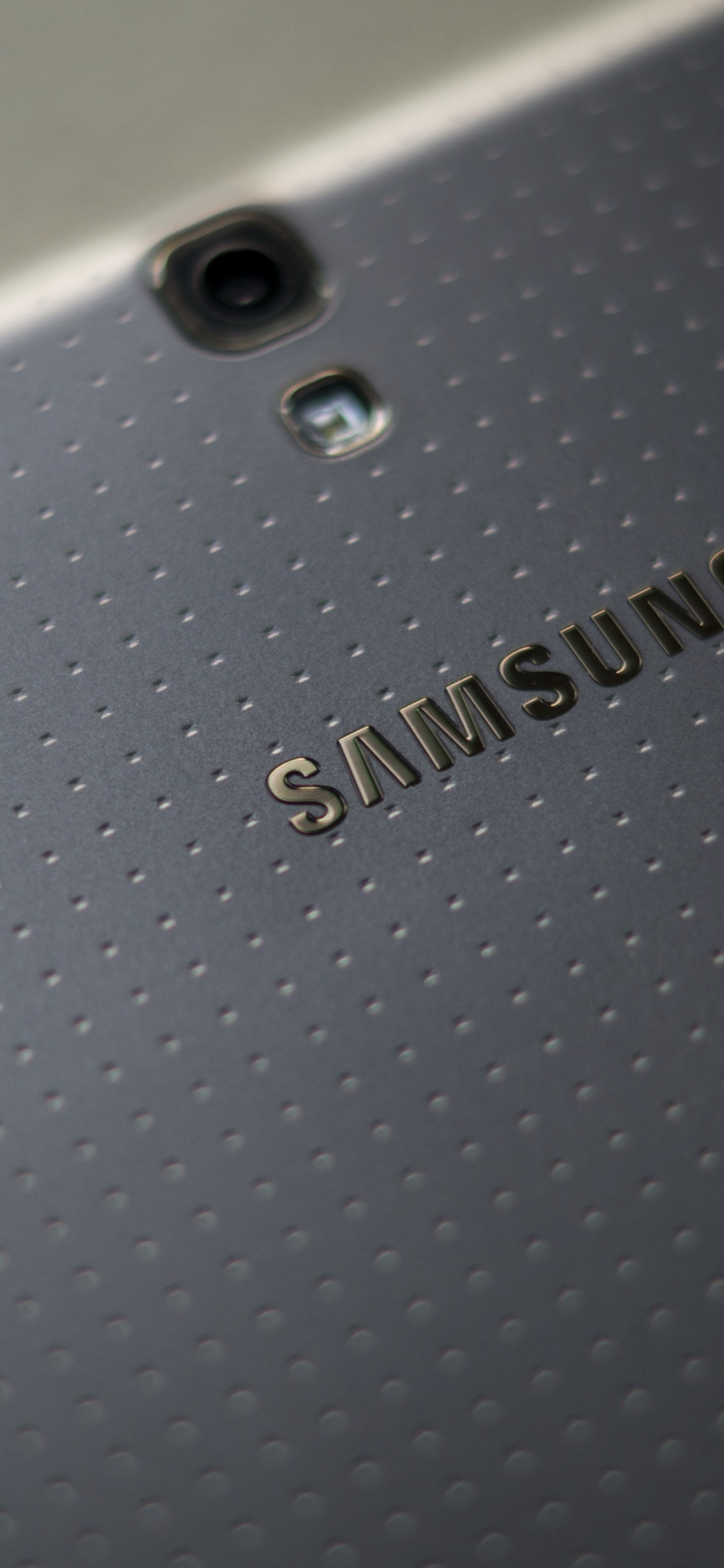 Обои крупный план, смартфон, гаджет, коммуникационное устройство, электронное устройство в разрешении 1125x2436