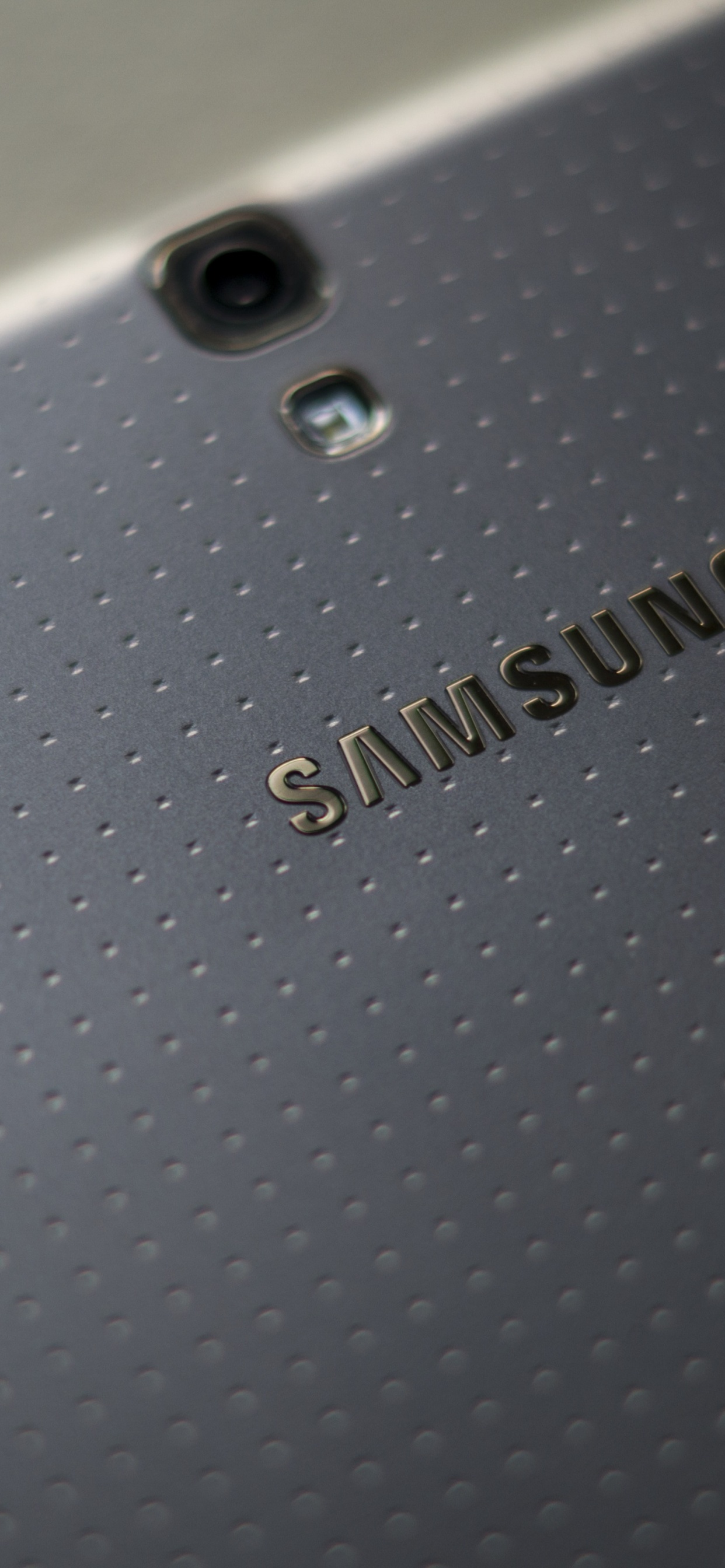 Обои крупный план, смартфон, гаджет, коммуникационное устройство, электронное устройство в разрешении 1242x2688