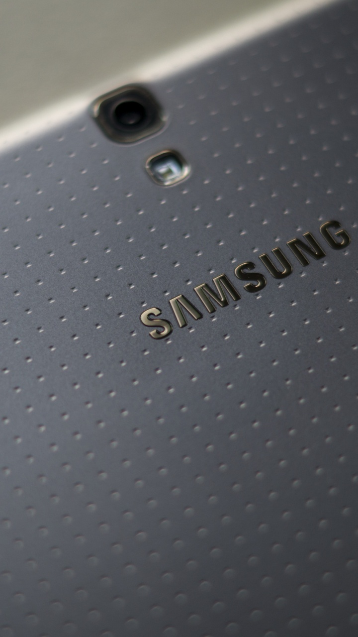 Обои крупный план, смартфон, гаджет, коммуникационное устройство, электронное устройство в разрешении 720x1280