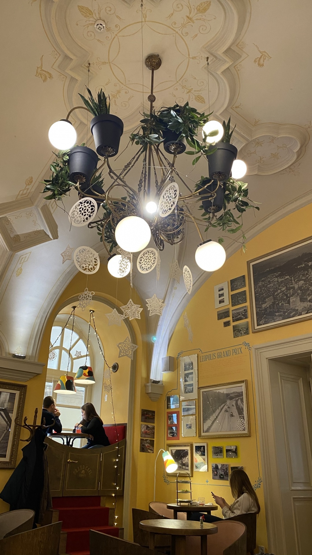 Обои потолок, люстра, абажур, родина, осветительная арматура в разрешении 1080x1920