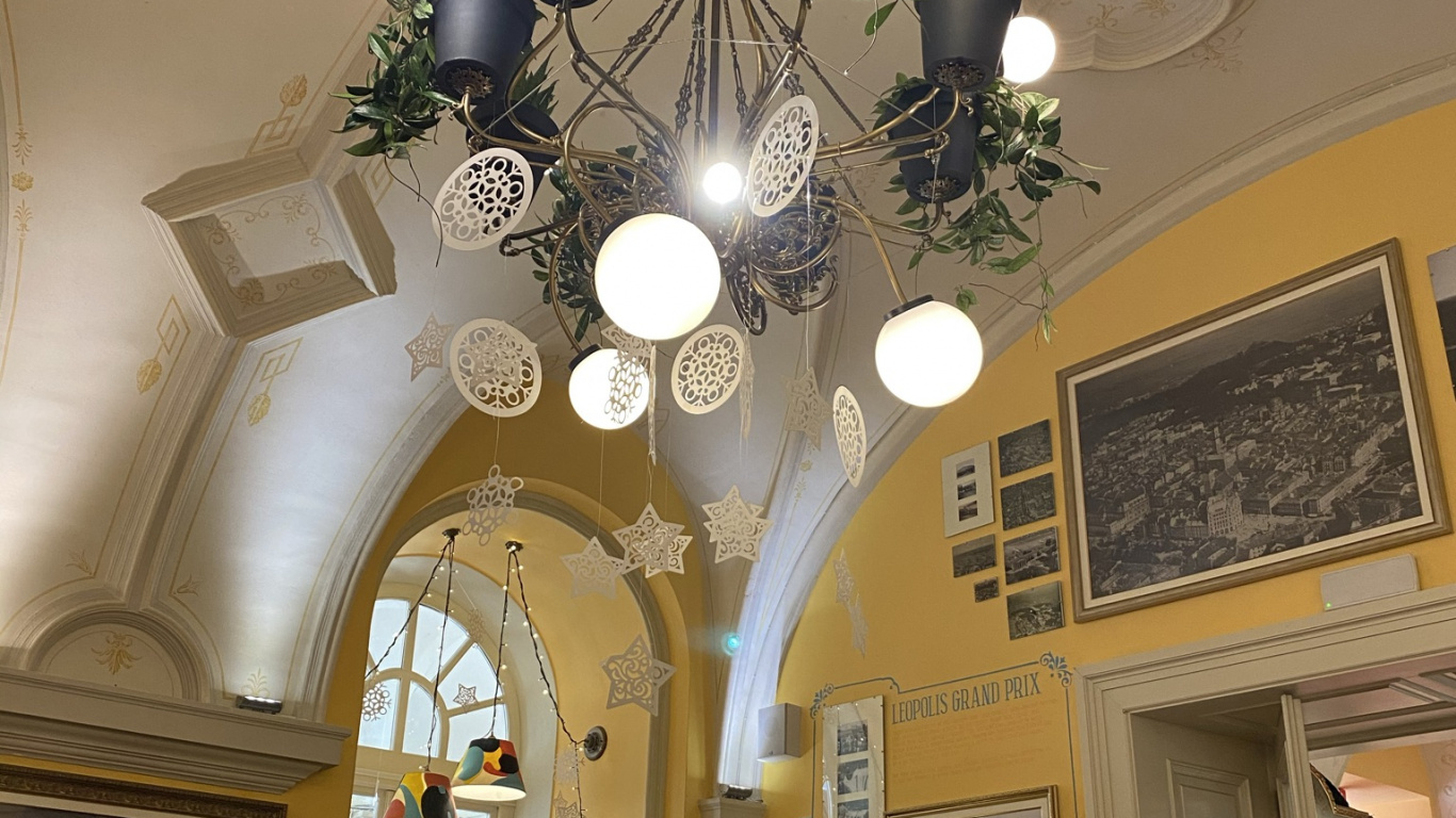 Обои потолок, люстра, абажур, родина, осветительная арматура в разрешении 1366x768