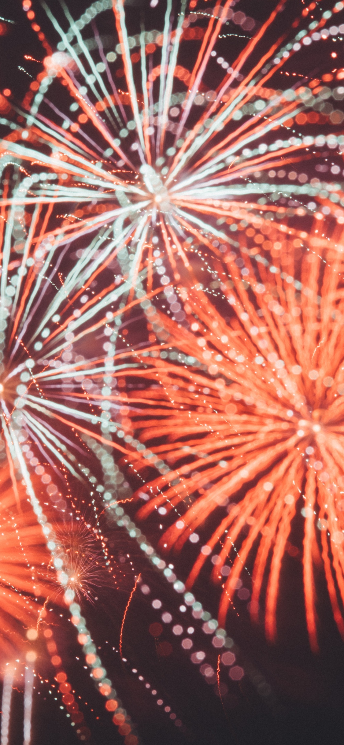 Обои салют, День независимости, день нового года, природа, красный цвет в разрешении 1125x2436