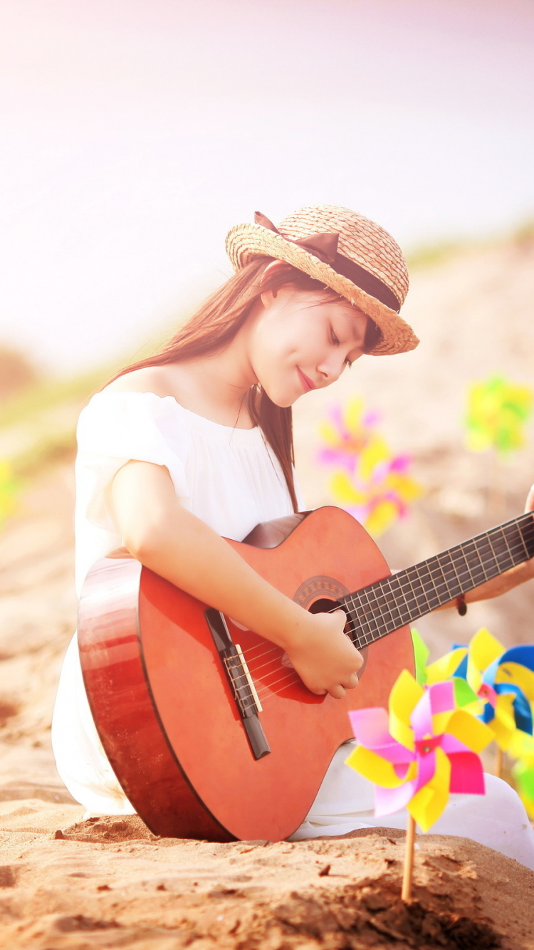 Обои гитара, солнечный свет, лето, забава, девушка в разрешении 750x1334